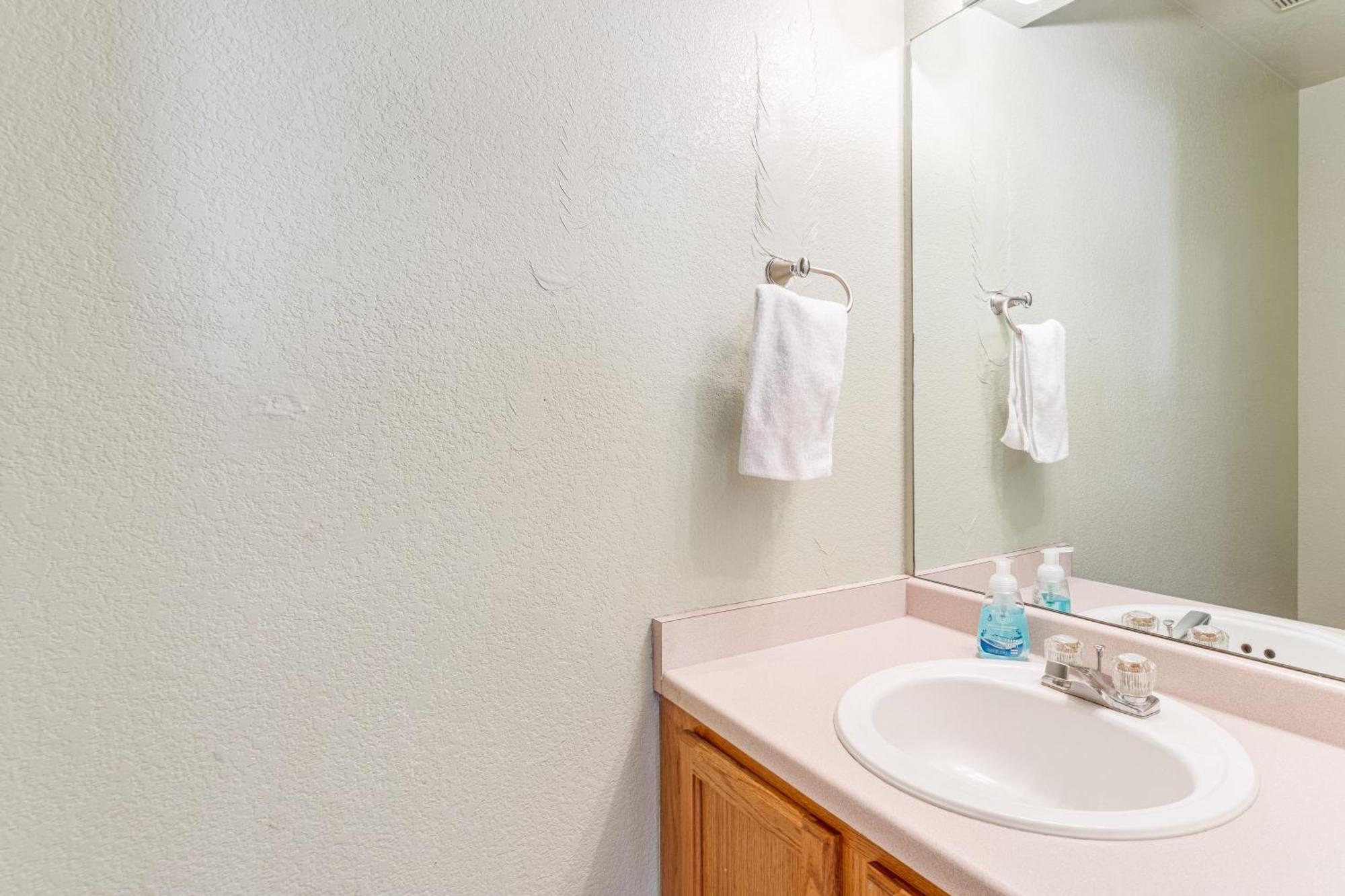 Casa vacanze Convenient With Backyard, Patio Aurora